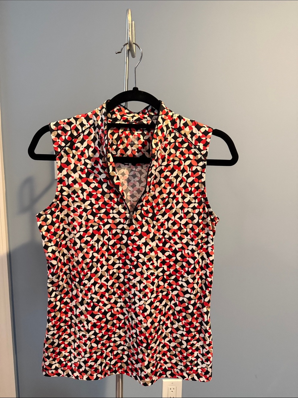 Tail Sleeveles Print golf top in Red and Black